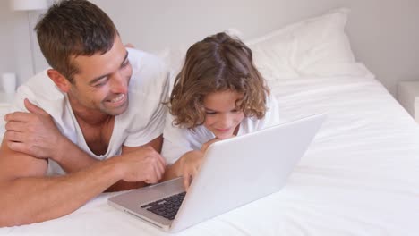 Vater-Und-Sohn-Benutzen-Laptop