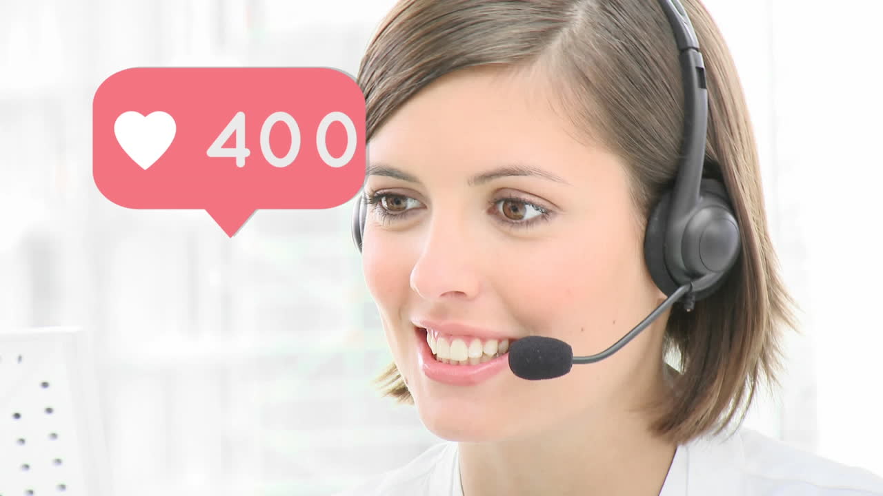 animación del icono de las redes sociales y el cambio de números sobre una mujer que usa auriculares de teléfono