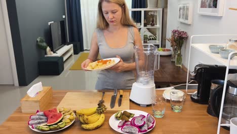 una mujer preparando un batido de frutas.