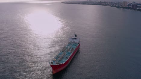 Maravillosa-Vista-De-Un-Buque-De-Carga-De-Combustible,-En-Las-Aguas-Del-Mar-Caribe,-Frente-A-Santo-Domingo,-República-Dominicana