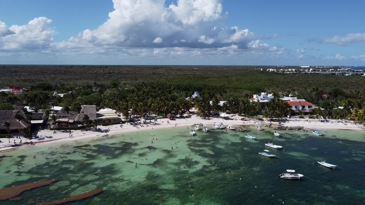 toma aérea de la hermosa playa de akumal en el día soleado