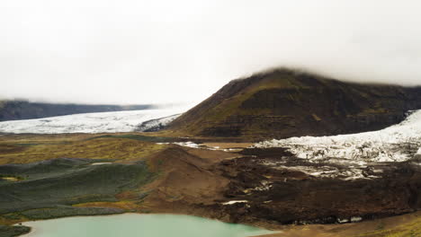 toma aérea de un paisaje de lago y montaña en la zona de fjallsárlón