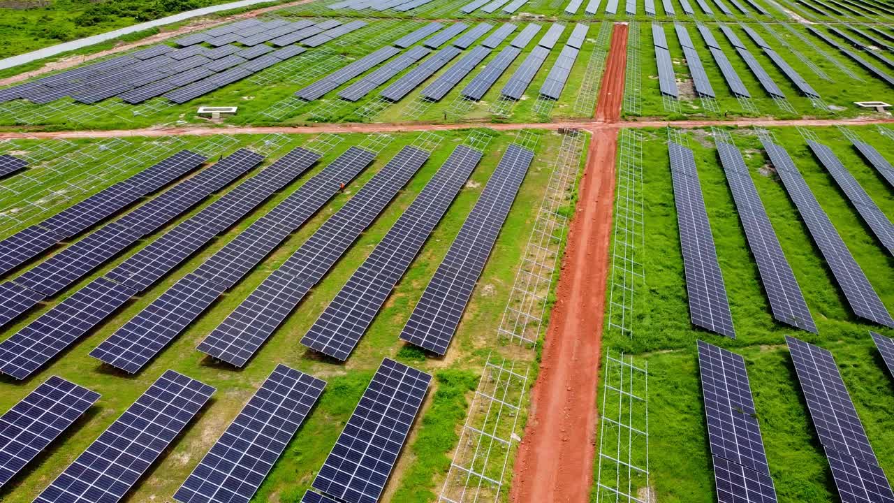 воздушный скользящий вид работ, копания траншей и наблюдения за работами на солнечной ферме