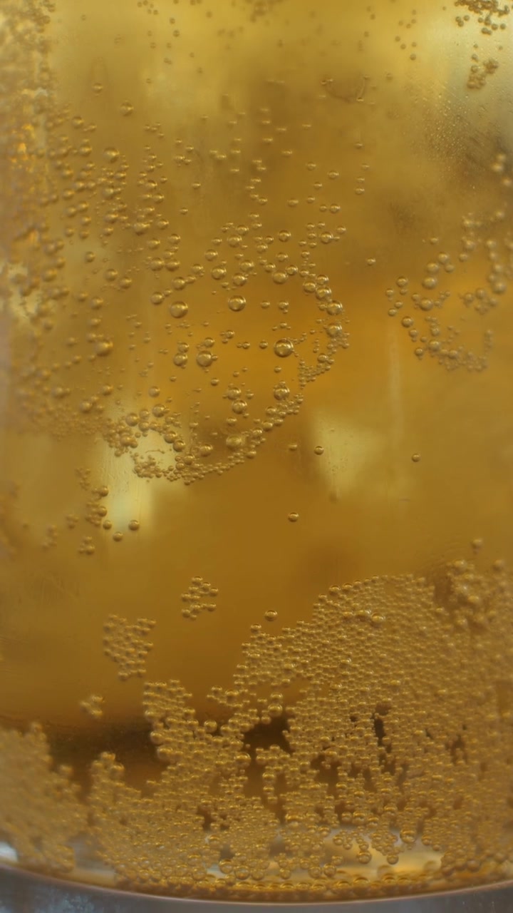 Cerveja clara com bolhas