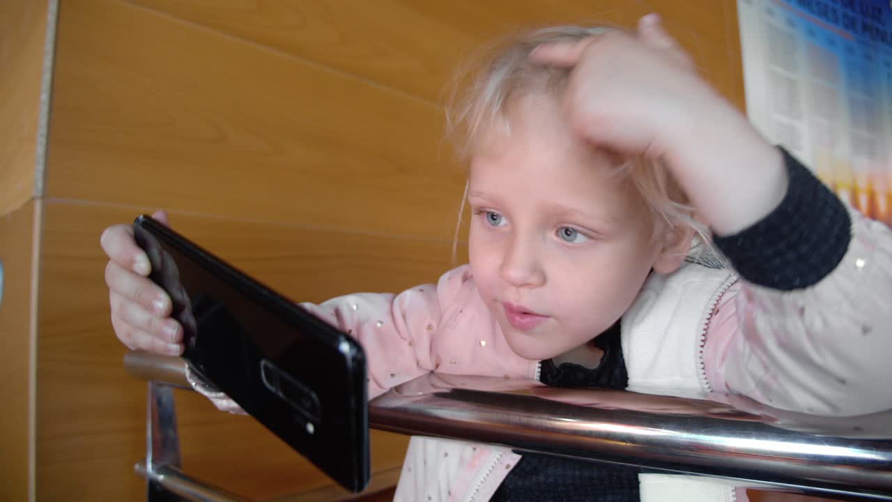 그녀는 곧 자신의 비디오 블로그를 가질 것입니다.