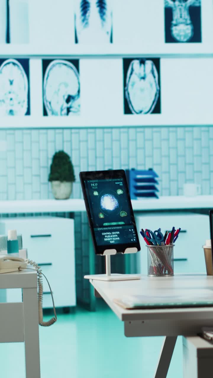 Studio medico vuoto con scansioni digitali su laptop e tablet.