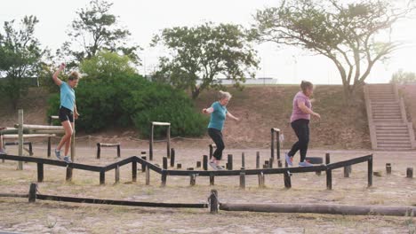 Amigas-Disfrutando-De-Hacer-Ejercicio-Juntos-En-El-Campo-De-Entrenamiento