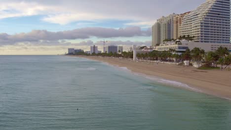 vista de drones frente a la playa en miami
