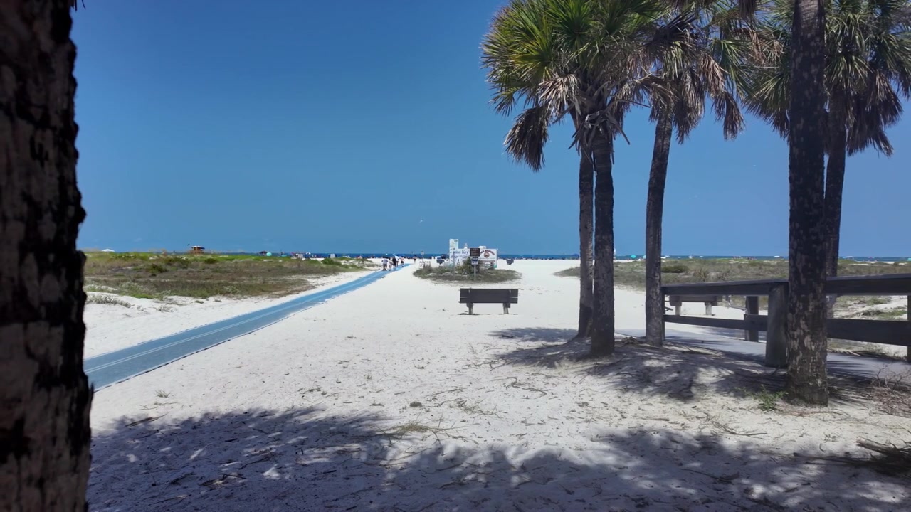 Splendide riprese di Clearwater Beach, Florida, con sabbia bianca, acqua turchese e l'atmosfera rilassata di una delle destinazioni più iconiche della costa del Golfo d'America
