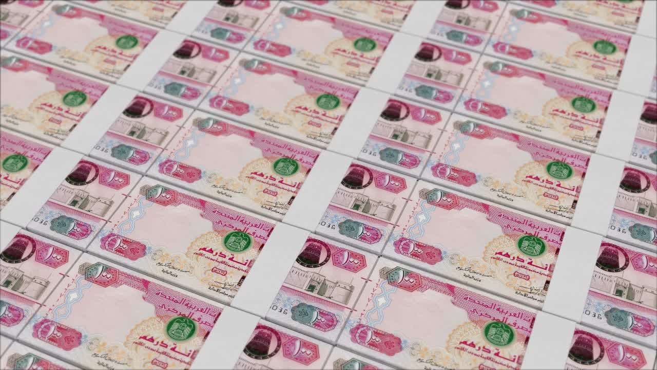 Para basım makinesinde basılmış 100 BİRLEŞİK ARAP EMİRLİKLERİ DİRHEM banknotları