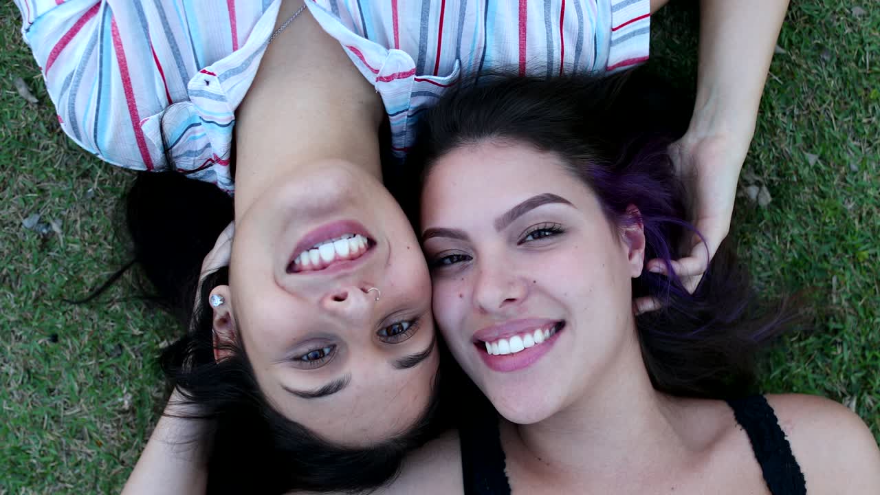 잔디 위에 누워있는 lgbt 여성 로맨스