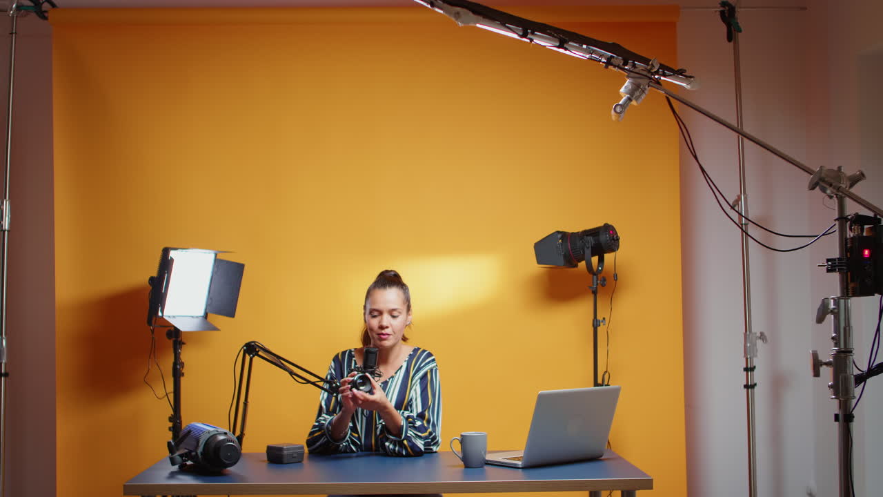 experto en redes sociales revisando una nueva lente