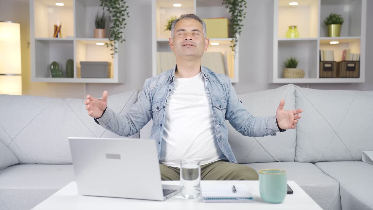 그 남자는 물을 마시고 있습니다.