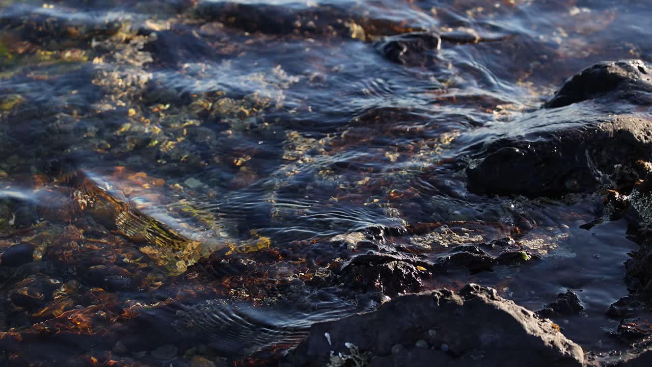 Onde che si infrangono sulle rocce a Brighton Beach