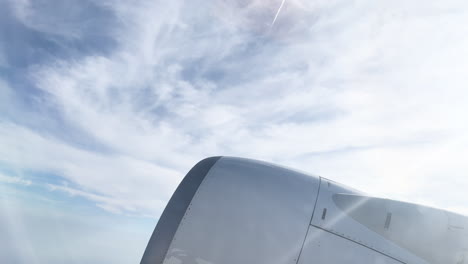 el ala del avión navegando por encima de las nubes borrosas en el cielo azul