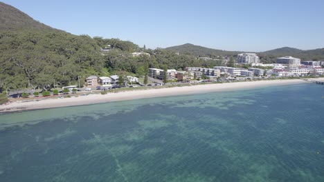 vista aérea de las aguas claras de la bahía de shoal durante el verano en nsw, australia