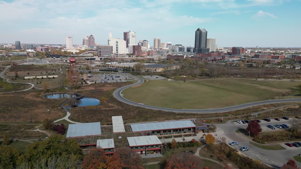Panoramica aerea dell'edificio della società Audubon, dello Scioto Audubon Metro Park e del centro di Columbus, Ohio - Drone 4k