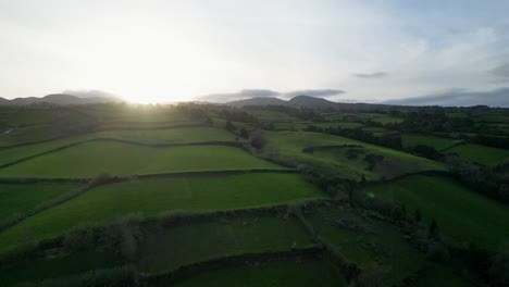 Desde-Una-Vista-Aérea-Giratoria,-Se-Despliegan-Los-Pintorescos-Paisajes-De-Azores,-Portugal,-Destacando-Los-Esfuerzos-Agrícolas.