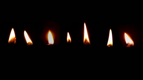 llama de vela realista aislada contra un fondo oscuro (alfa). las imágenes tienen luma mate. juego de fuego de vela 4k