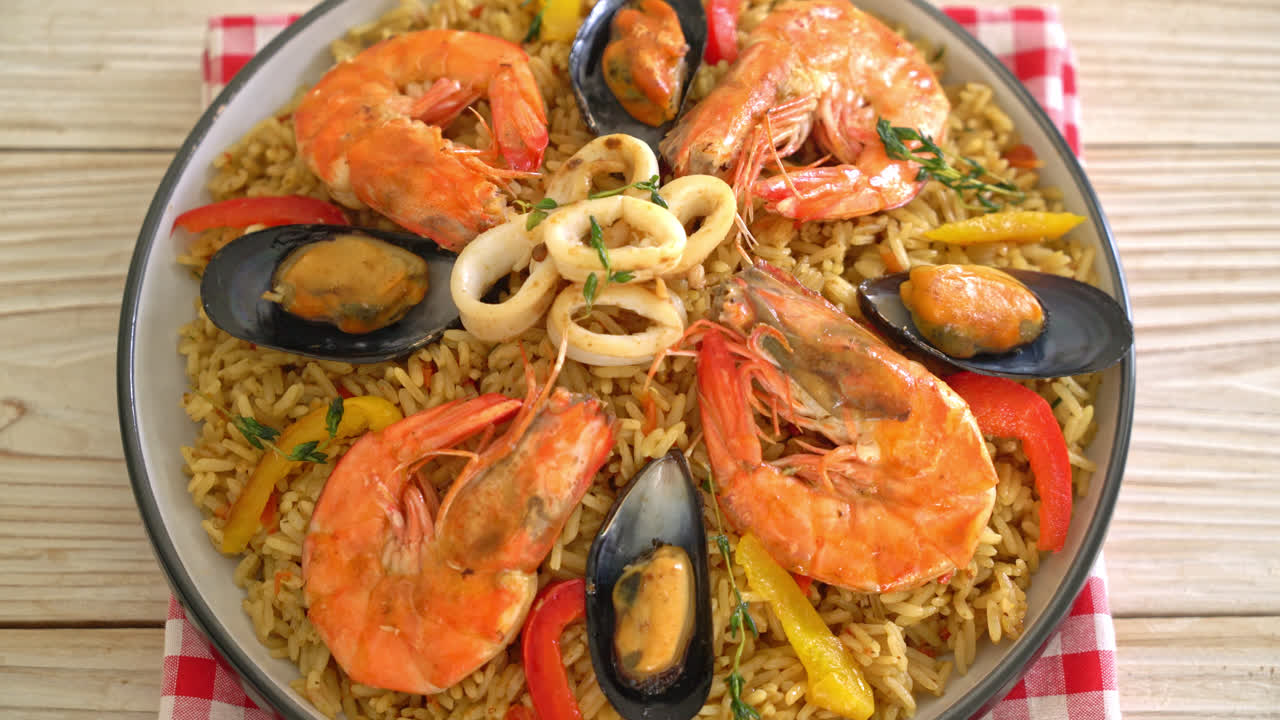 paella de marisco con gambas, almejas, mejillones sobre arroz con azafrán - estilo de comida española