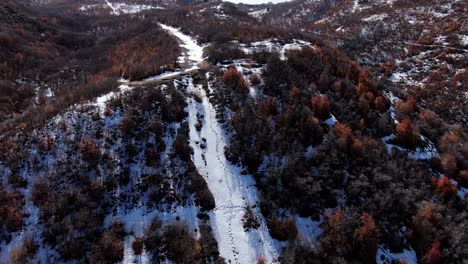 Hermosa-Vista-Aérea-De-Las-Montañas-De-Utah-Cubiertas-De-Nieve