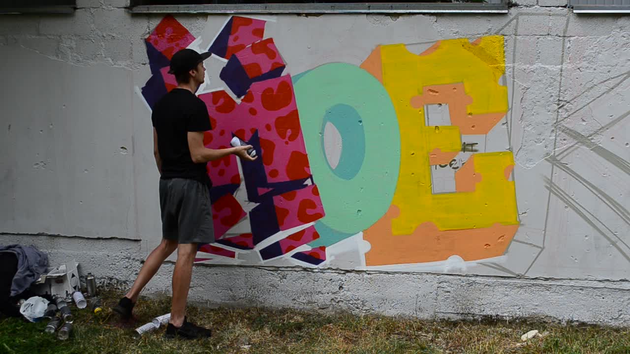 Processo di Creazione di Graffiti, Recinzione. L'Artista Disegna Graffiti