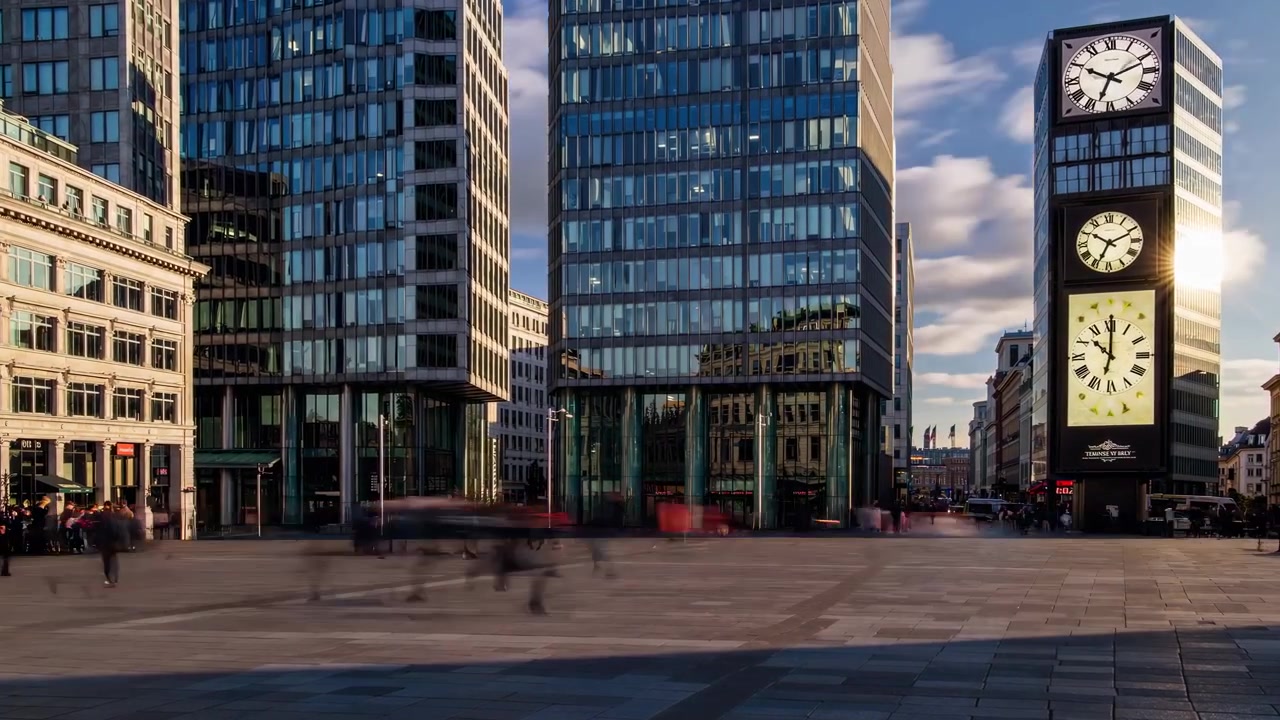 Zeitraffer von Fußgängern auf einem modernen Stadtplatz