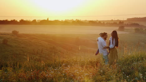 Una-Joven-Pareja-Con-Sus-Hijos-Siempre-Se-Toma-Un-Tiempo-Para-Pasear-Al-Atardecer