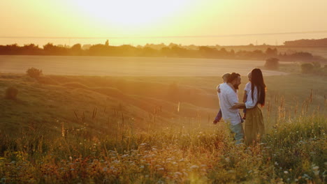 una pareja joven y genial con sus hijos siempre se toma el tiempo para caminar al atardecer
