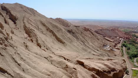 Echando-Un-Vistazo-A-Esta-Increíble-Vista-De-Las-Montañas-En-Llamas-En-Xinjiang,-China.