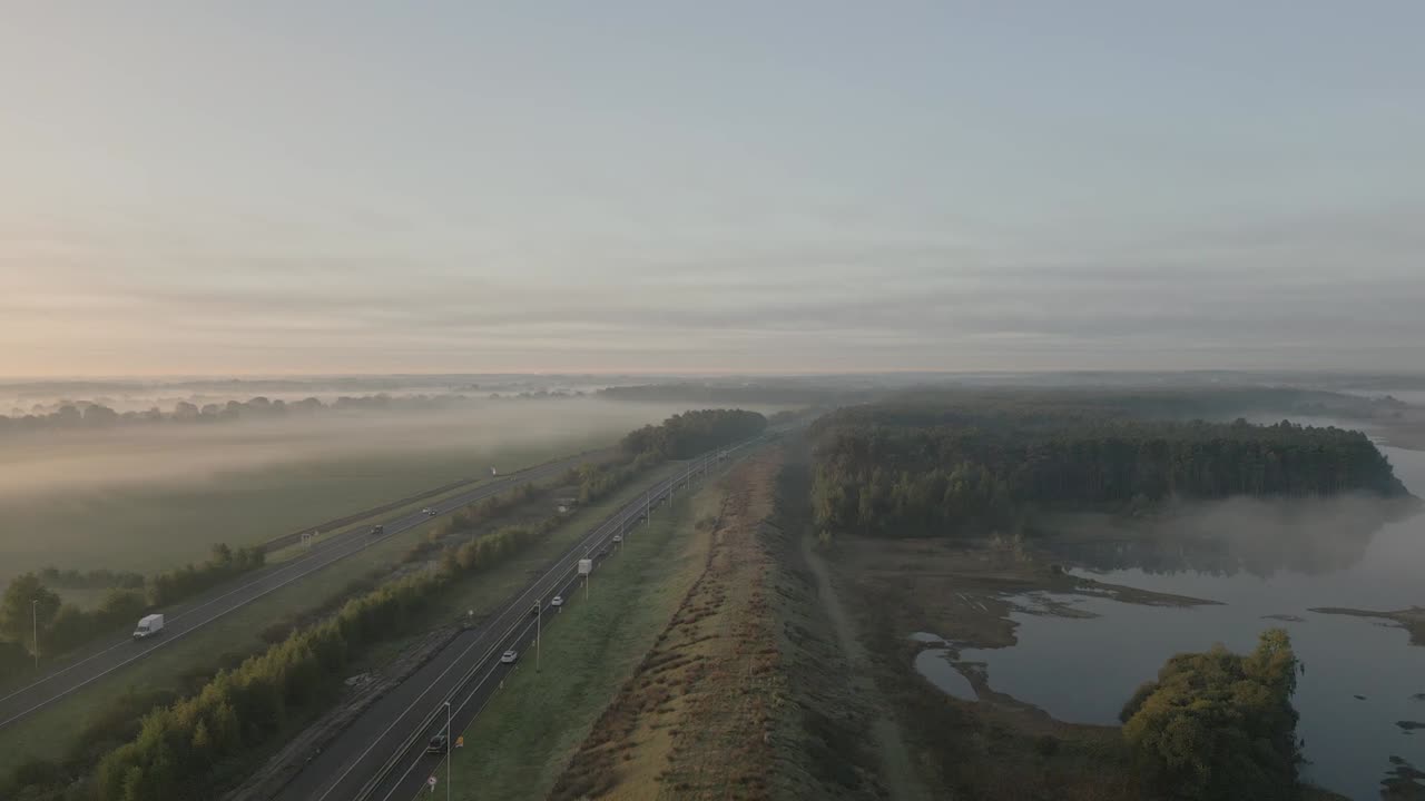 해가 뜨는 동안 안개가 가득한 고속도로