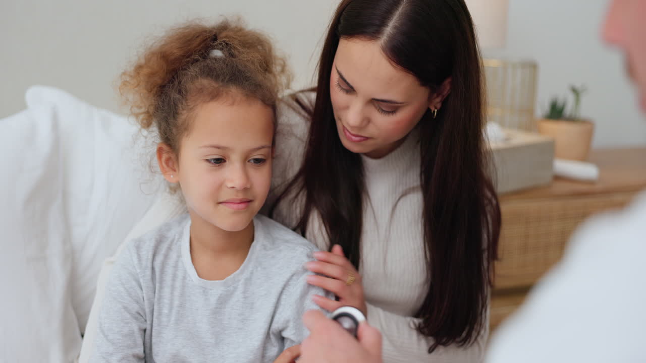niño, asustado y médico para el examen en el hogar