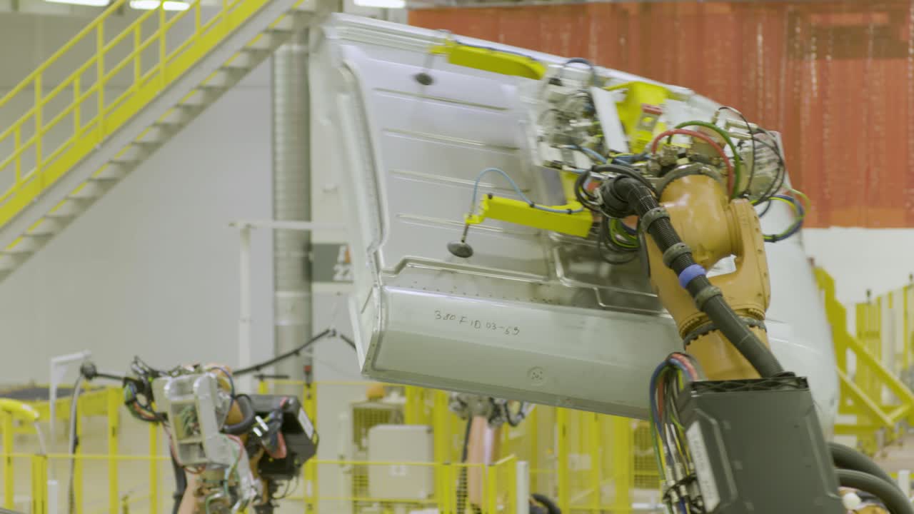 ensamblaje automático de carrocerías en una fábrica