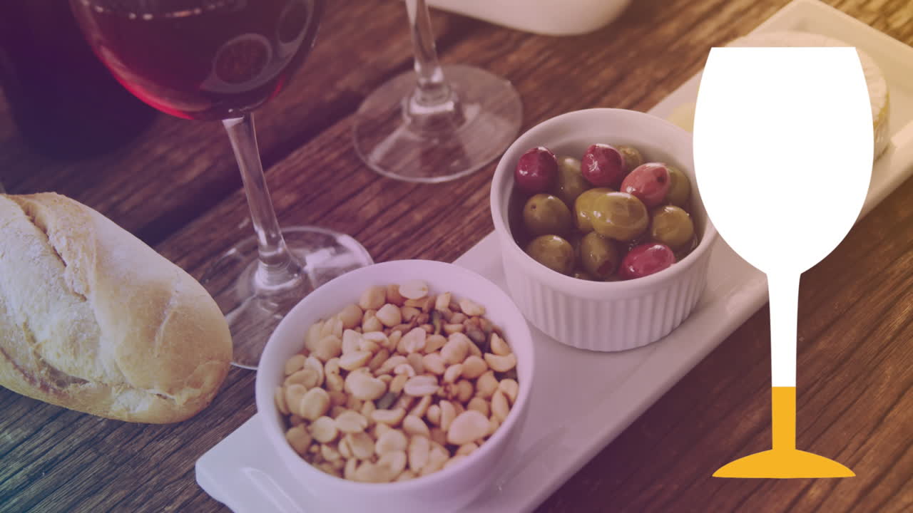 animación de un vaso de vino lleno de líquido amarillo sobre la mesa con vino y bocadillos