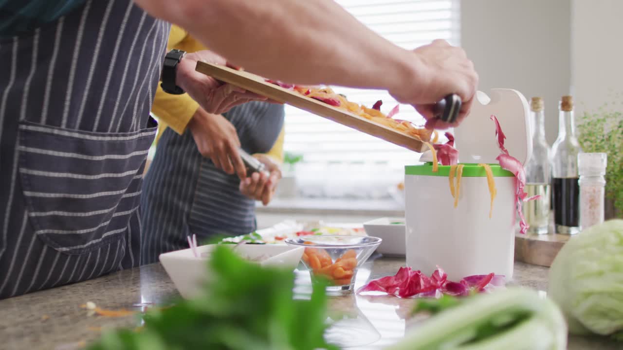 식사 를 준비 하고, 와인 을 마시며, 부 ⁇  에서 재미 를 느끼는 다양한 부부 의 중간 부분 의 비디오