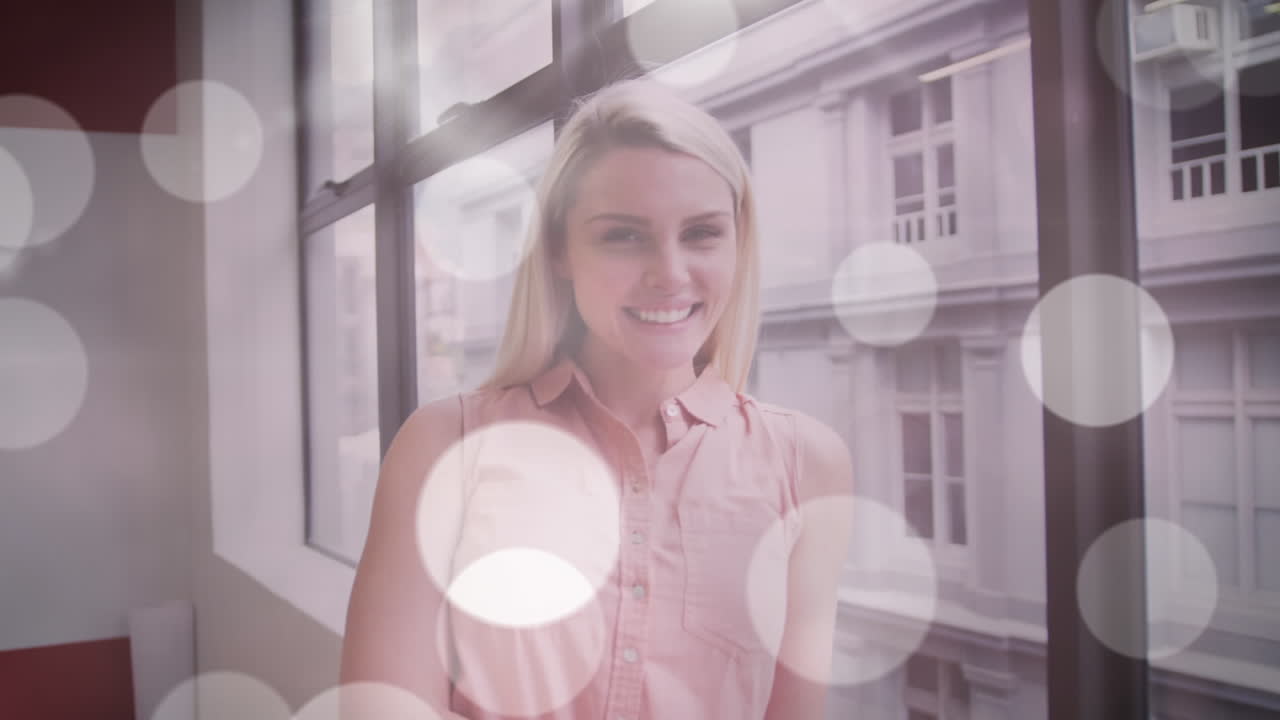 웃는 백인 사업가 여성 위에 빛의 반점의 애니메이션