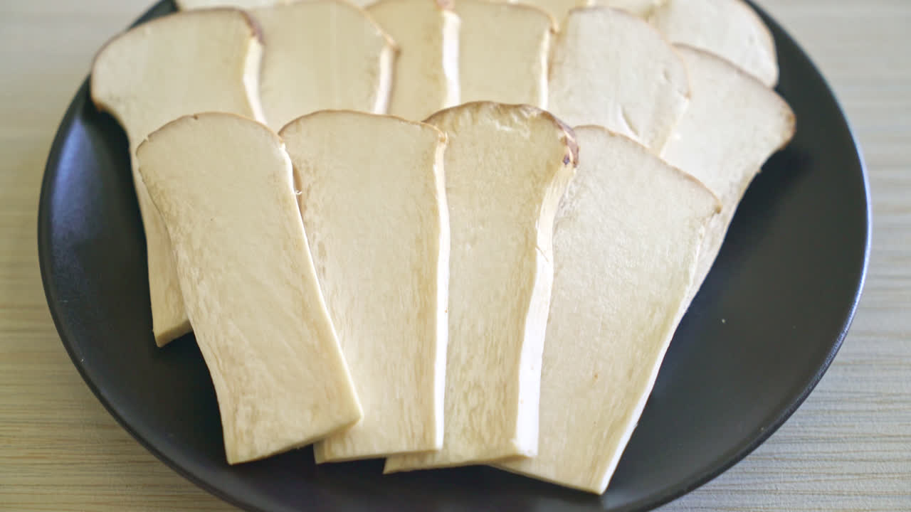 접시에 신선한 새송이버섯 또는 새송이버섯