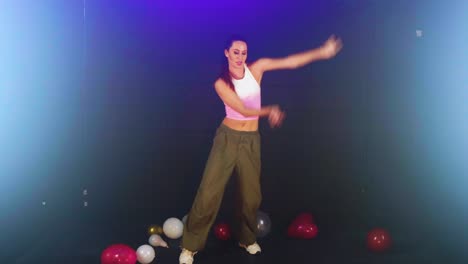 bailarina femenina con movimiento elegante y actuación con iluminación de estudio