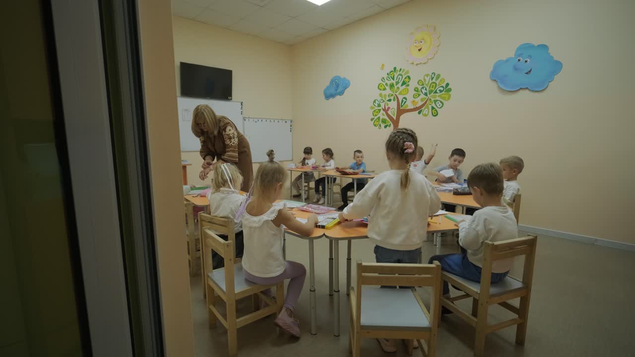 lección de preparación preescolar en el centro de aprendizaje