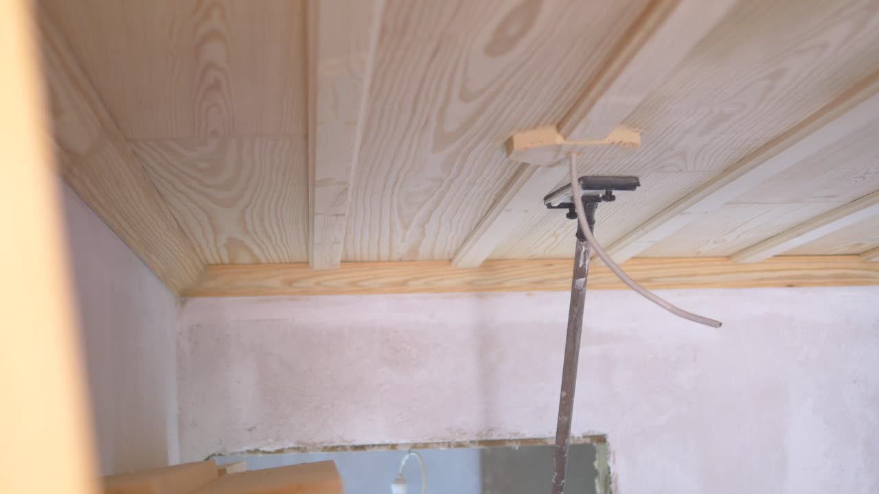 Installazione di soffitto in legno con impianto elettrico