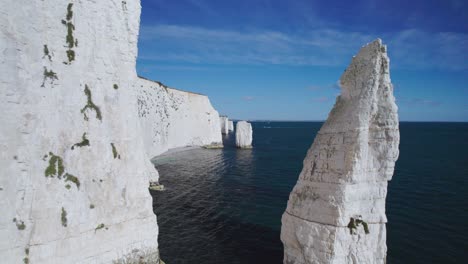 Toma-Aérea-Baja-A-Través-De-Pilas-De-Acantilados-De-Tiza-En-Old-Harry-Rocks,-Hermoso-Día-Claro-En-Inglaterra