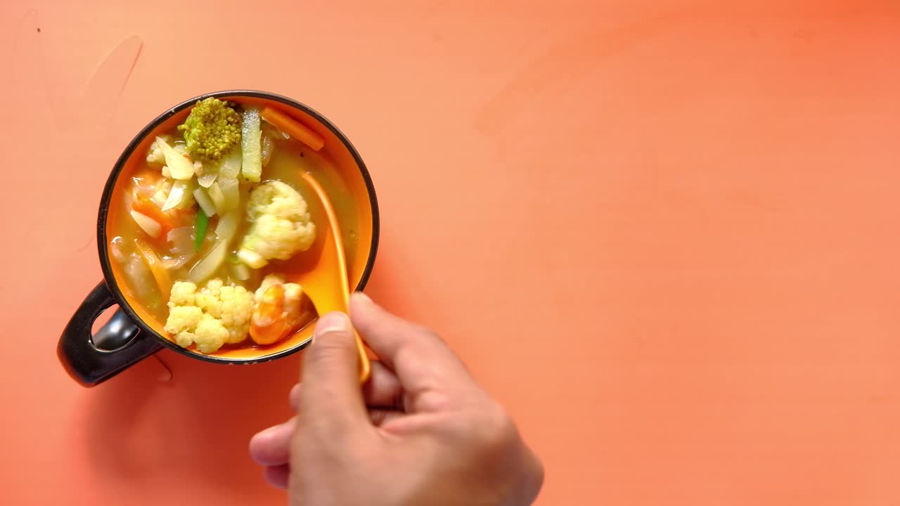 sopa con verduras y camarones