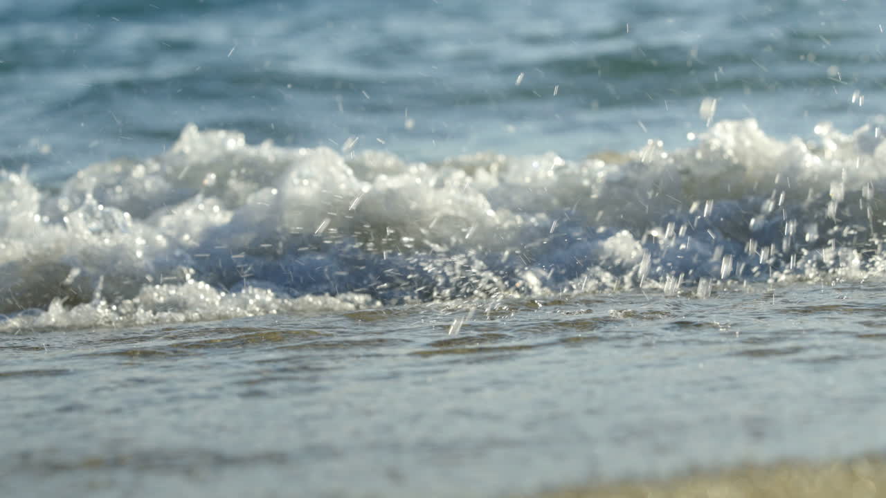 해변에 있는 바다의 파도