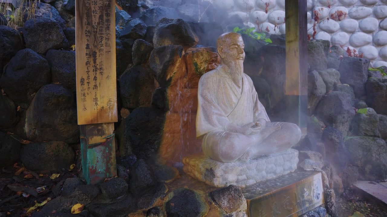 佛教僧侶坐於定山溪溫泉谷的地熱蒸氣中。