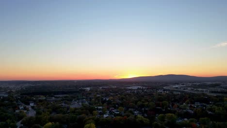 Hiperlapso-De-Drones,-Puesta-De-Sol-En-Las-Montañas