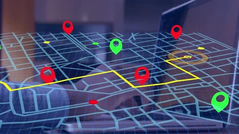 navegador pin sobre esquema de línea de mapa de navegación contra la sección media de un hombre que usa una computadora portátil