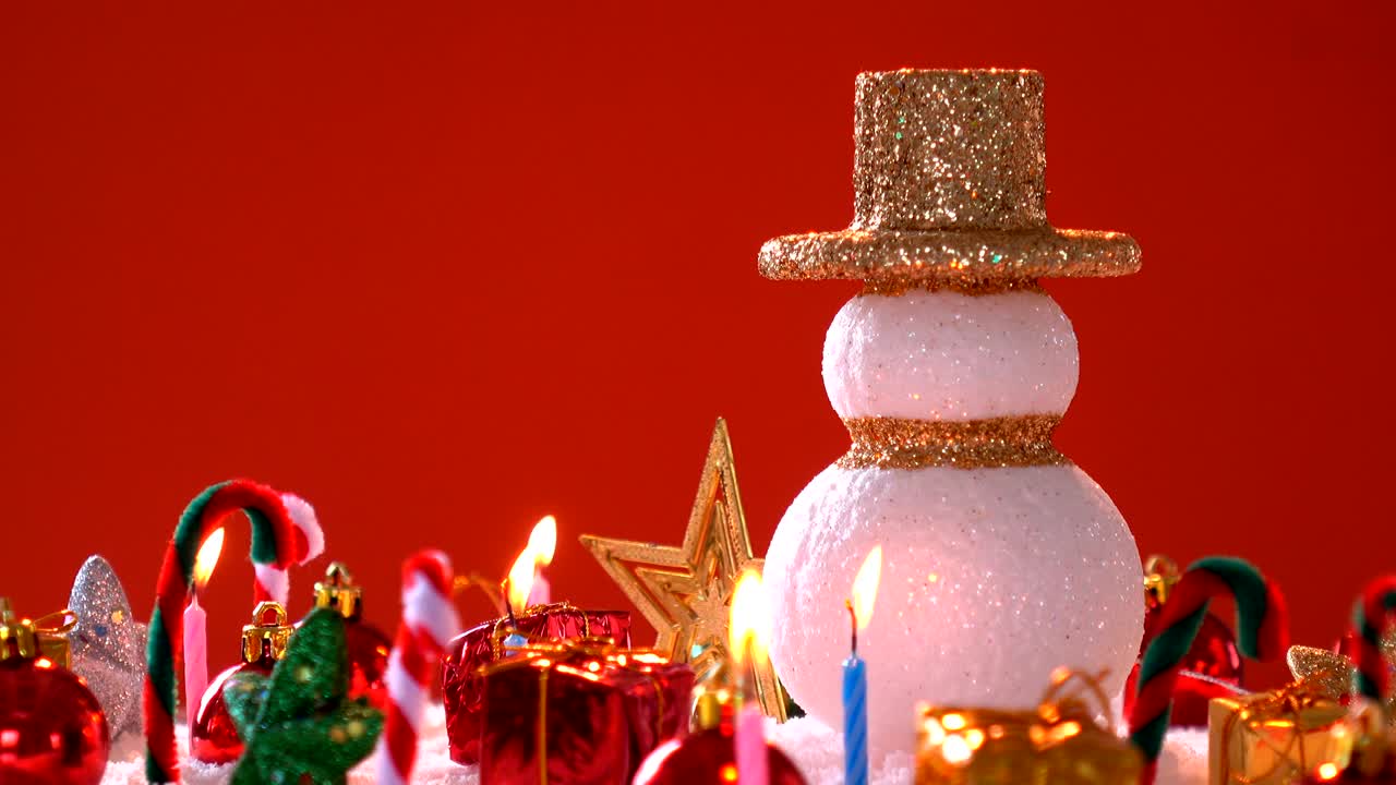 스노우맨과 선물 상자 장식은 새해 또는 크리스마스 휴가 국제에 눈에.