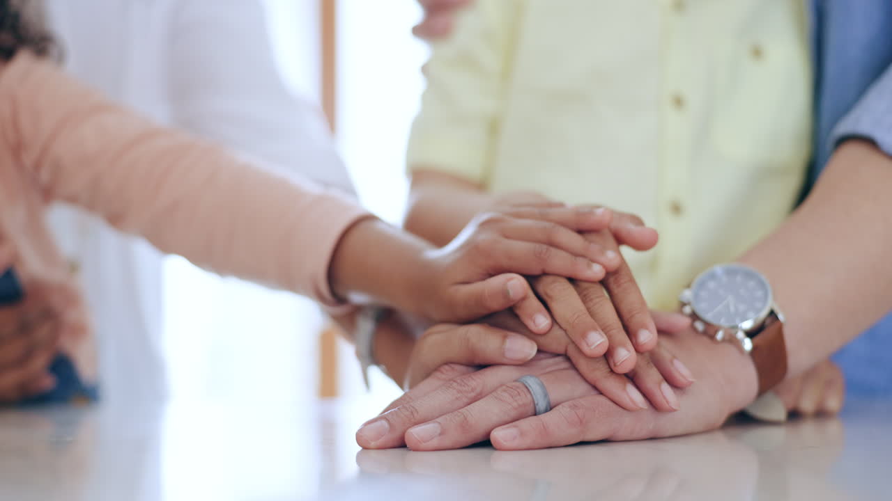 familia, manos juntas y confianza en el apoyo