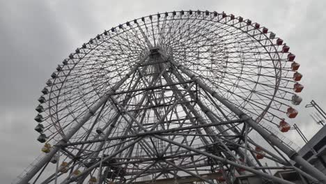 lapso de tiempo de una rueda gigante girando contra el cielo