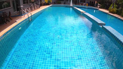zambullirse en una piscina en un resort durante unas vacaciones